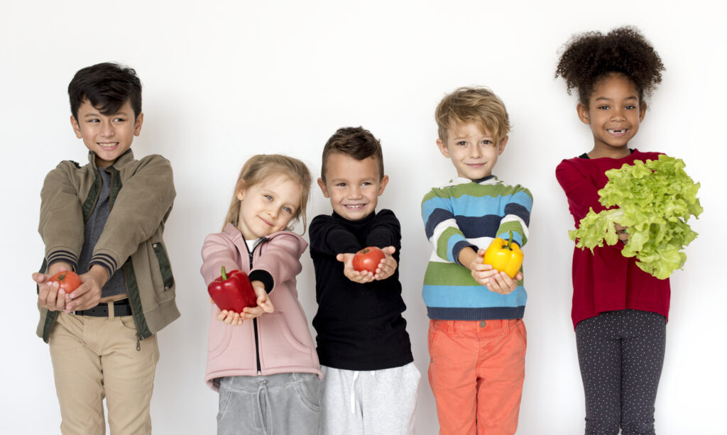 Niños con verduras para un sistema inmunológico sano